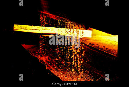 Altoforno la fusione di acciaio liquido in acciaierie. Impianto metallurgico officina industriale con camino forno e industria pesante la fabbricazione Foto Stock