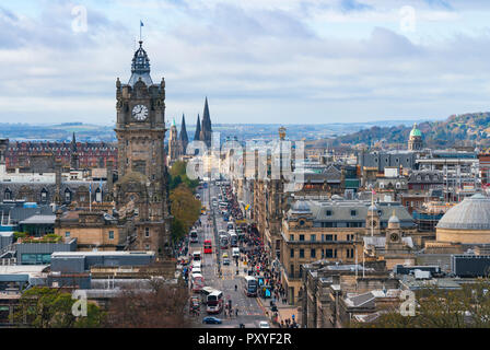Vista diurna lungo Princes Street di Edimburgo la principale via dello shopping della città, Scotland, Regno Unito. Foto Stock