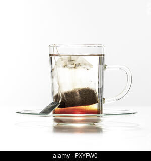 Glastasse mit Teebeutel Foto Stock