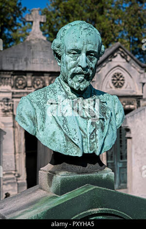 Il busto in bronzo del pittore Barrias Félix-Joseph (1822-1907) nel cimitero di Passy, Paris, Francia. Foto Stock