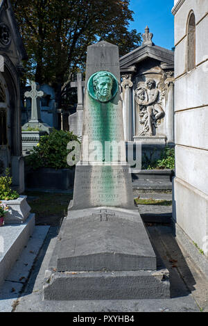 La tomba del politico Jehan de Bouteiller (1840-85) nel cimitero di Passy, Paris, Francia. Foto Stock