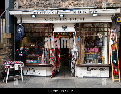 Esterno della casa Moubray un tradizionale negozio di vendita tweed, cashmere e kilts sul Royal Mile di Edimburgo, Scozia, Regno Unito Foto Stock