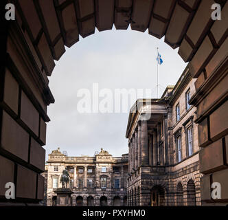 Vista esterna di Piazza del Parlamento e le Corti supreme( corte di sessione) in Edinburgh Old Town, Scotland, Regno Unito Foto Stock