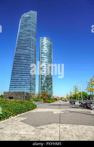 I grattacieli e gli hotel nella città di Madrid il cielo blu sullo sfondo di un moderno quartiere finanziario nella zona degli affari di Cuatro Torres, a Madrid, Spagna. Foto Stock