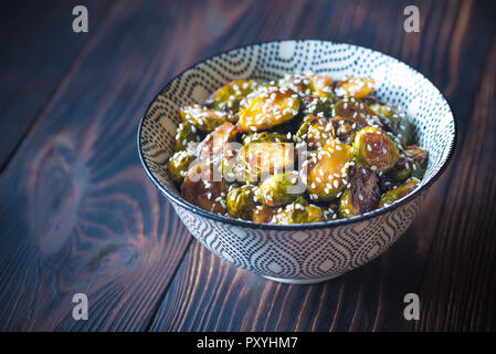 Tazza di caffè tostato cavoletti di Bruxelles con salsa teriyaki Foto Stock