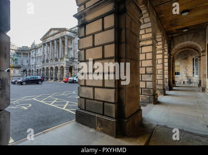 Vista esterna di Piazza del Parlamento e le Corti supreme (Corte di sessione) in Edinburgh Old Town, Scotland, Regno Unito Foto Stock