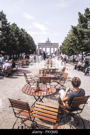 Il viale Unter den Linden, la Porta di Brandeburgo, Berlino, Deutschland Foto Stock