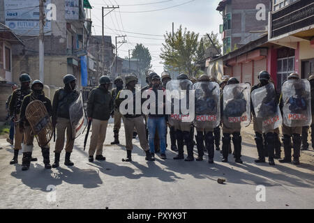 Srinagar Kashmir. 24 ott 2018. Indiano forze paramilitari visto su supporto durante gli scontri.massicci scontri scoppiati in Nowgam area della periferia di Srinagar a seguito dell'uccisione di due ribelli in un pernottamento gunfight con le forze di governo. Credito: Idrees Abbas SOPA/images/ZUMA filo/Alamy Live News Foto Stock