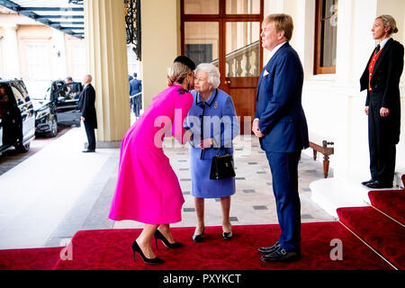 Londra, Regno Unito. 24 ott 2018. Willem-Alexander re e regina Maxima dei Paesi Bassi dire addio alla regina Elisabetta del Regno Unito a Londra, Regno Unito, 24 ottobre 2018. La Dutch King e Queen sono nel Regno Unito per una due giorni di stato ufficiale visita. Credito: Patrick van Katwijk |/dpa/Alamy Live News Foto Stock