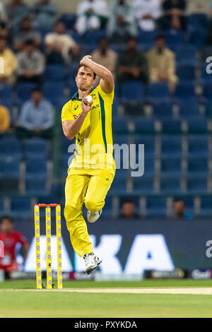 Abu Dhabi, negli Emirati Arabi Uniti. 24 ott 2018. Nathan Coulter-Nile dell Australia bowling durante la 1T20 International tra il Pakistan e l'Australia in Sheikh Zayed Stadium, Abu Dhabi, negli Emirati Arabi Uniti il 24 ottobre 2018. Foto di concedere l'inverno. Credit: UK Sports Pics Ltd/Alamy Live News Foto Stock