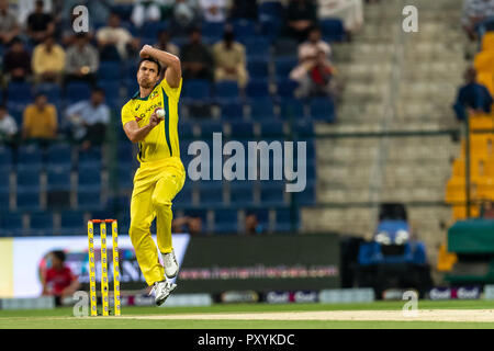 Abu Dhabi, negli Emirati Arabi Uniti. 24 ott 2018. Nathan Coulter-Nile dell Australia bowling durante la 1T20 International tra il Pakistan e l'Australia in Sheikh Zayed Stadium, Abu Dhabi, negli Emirati Arabi Uniti il 24 ottobre 2018. Foto di concedere l'inverno. Credit: UK Sports Pics Ltd/Alamy Live News Foto Stock