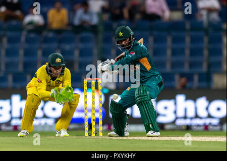 Abu Dhabi, negli Emirati Arabi Uniti. 24 ott 2018. Mohammad Hafeez del Pakistan svolge un colpo durante la 1T20 International tra il Pakistan e l'Australia in Sheikh Zayed Stadium, Abu Dhabi, negli Emirati Arabi Uniti il 24 ottobre 2018. Foto di concedere l'inverno. Credit: UK Sports Pics Ltd/Alamy Live News Foto Stock