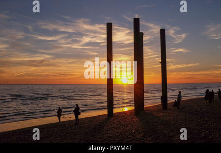 Brighton, Regno Unito. 24 ott 2018. Il sole tramonta dal Molo Ovest di Brighton questa sera dopo un altro giorno caldo e soleggiato sulla costa sud Credito: Simon Dack/Alamy Live News Foto Stock