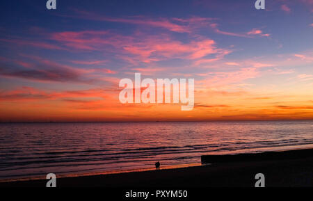 Brighton, Regno Unito. 24 ott 2018. Il sole tramonta ad ovest lungo molo di Brighton e Hove lungomare questa sera dopo un altro giorno caldo e soleggiato sulla costa sud Credito: Simon Dack/Alamy Live News Foto Stock