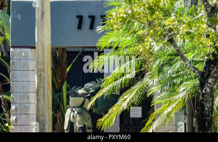 Sunrise, Florida, Stati Uniti d'America. 24 ott 2018. Broward Sheriff's Office Bomb Squad personale inserire il Sunrise Utility centro amministrativo di Sunrise dopo il sospetto di una bomba è stata trovata in un edificio dove congressista Debbie Wasserman-Schultz ufficio è situato all'interno di mercoledì 24 ottobre, 2018 Credit: Sun-Sentinel/ZUMA filo/Alamy Live News Foto Stock