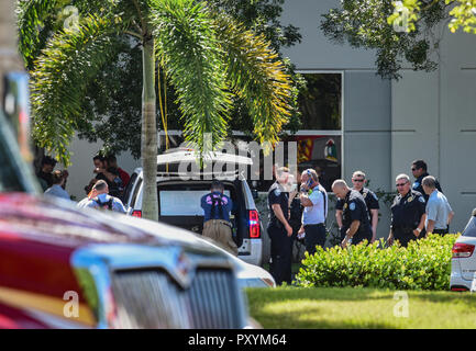 Sunrise, Florida, Stati Uniti d'America. 24 ott 2018. Broward Sheriff's Office Bomb Squad, Sunrise la polizia e i Vigili del Fuoco salvataggio sulla scena Mercoledì 24 Ottobre, 2018 dove il sospetto di una bomba è stata trovata all'interno dell'utilità di Sunrise centro amministrativo di Sunrise anche dove congressista Debbie Wasserman-Schultz dell'ufficio è situato all'interno di credito: Sun-Sentinel/ZUMA filo/Alamy Live News Foto Stock