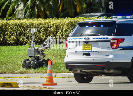 Sunrise, Florida, Stati Uniti d'America. 24 ott 2018. Broward Sheriff's Office Bomb Squad invia in un robot nel Sunrise Utility centro amministrativo di Sunrise dopo il sospetto di una bomba è stata trovata in un edificio dove congressista Debbie Wasserman-Schultz ufficio è situato all'interno di mercoledì 24 ottobre, 2018 Credit: Sun-Sentinel/ZUMA filo/Alamy Live News Foto Stock