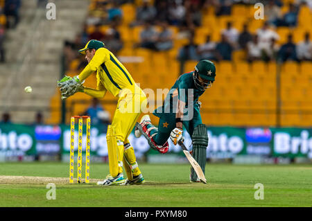 Abu Dhabi, negli Emirati Arabi Uniti. 24 ott 2018. Babar Azam del Pakistan rende la sua terra durante la 1T20 International tra il Pakistan e l'Australia in Sheikh Zayed Stadium, Abu Dhabi, negli Emirati Arabi Uniti il 24 ottobre 2018. Foto di concedere l'inverno. Credit: UK Sports Pics Ltd/Alamy Live News Foto Stock