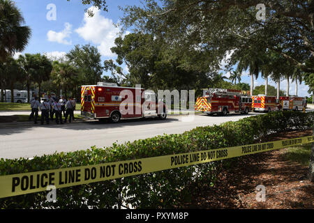 Sunrise, Florida, Stati Uniti d'America. 24 ott 2018. Sunrise Fire Rescue i carrelli in attesa mercoledì 24 ottobre 2018 come Broward Sheriff?s Office Bomb Squad invia in un robot nel Sunrise Utility centro amministrativo di Sunrise dopo il sospetto di una bomba è stata trovata in un edificio dove congressista Debbie Wasserman-Schultz ufficio è situato all'interno di credito: Sun-Sentinel/ZUMA filo/Alamy Live News Foto Stock