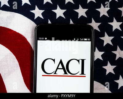 Kiev, Ucraina. 24 ott 2018. CACI di information technology company logo che si vede visualizzato sul telefono intelligente. CACI International Inc. è una multinazionale americana e servizi professionali di information technology company head quartered in Arlington, Virginia. CACI fornisce servizi a molti rami del governo federale anche di difesa, Homeland security, intelligenza e assistenza sanitaria. Credito: Igor Golovniov SOPA/images/ZUMA filo/Alamy Live News Foto Stock