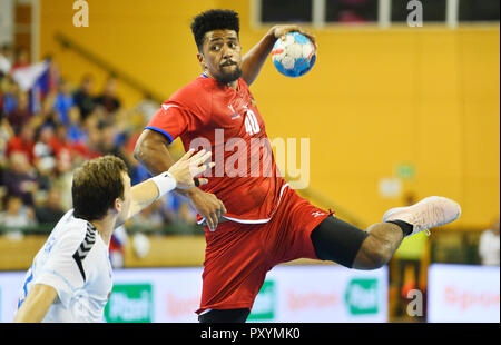 Pilsen, Repubblica Ceca. 24 ott 2018. Dieudonne Mubenzem (CZE) in azione durante il qualificatore di unione di Pallamano Campionato Repubblica Ceca vs Finlandia a Pilsen, Repubblica ceca, 24 ottobre 2018. Credito: Miroslav Chaloupka/CTK foto/Alamy Live News Foto Stock