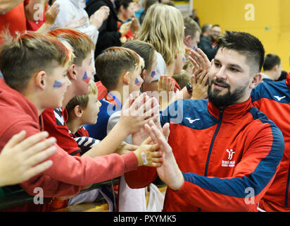 Pilsen, Repubblica Ceca. 24 ott 2018. Milano Skvaril (CZE) saluta i giovani tifosi durante il qualificatore di unione di Pallamano Campionato Repubblica Ceca vs Finlandia a Pilsen, Repubblica ceca, 24 ottobre 2018. Credito: Miroslav Chaloupka/CTK foto/Alamy Live News Foto Stock