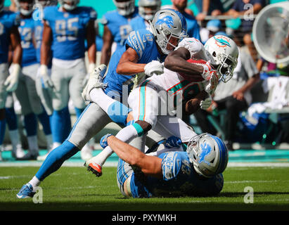 Giardini di Miami, Florida, Stati Uniti d'America. Xxi oct, 2018. Detroit Lions wide receiver T.J. Jones (13) e fullback Nick Bellore (43) fermata Miami Dolphins wide receiver Jakeem concessione (19) su un ritorno durante un NFL partita di calcio tra la Detroit Lions e i delfini di Miami al Hard Rock Stadium di Miami, Florida. Credito: Mario Houben/ZUMA filo/Alamy Live News Foto Stock