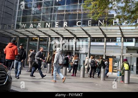 New York, NY, STATI UNITI D'AMERICA. 24nd. Ott. 2018. Un tubo di apparente bomba è stata trovata nella camera posta di Cable News Network (CNN) nel Time Warner Center. Inoltre, un pacchetto con polvere bianca è stato anche scoperto nella camera posta della rete di notizie sul Columbus Circle, il 24 ottobre 2018, il NYPD detto. Pacchetto sono stati inviati anche a: ex Presidenti Barack Obama e Bill Clinton, Hillary Clinton, ex procuratore generale Eric Holder e il miliardario George Soros, tra gli altri.© 2018 G. Ronald Lopez/DigiPixsAgain.us/Alamy Live News Foto Stock