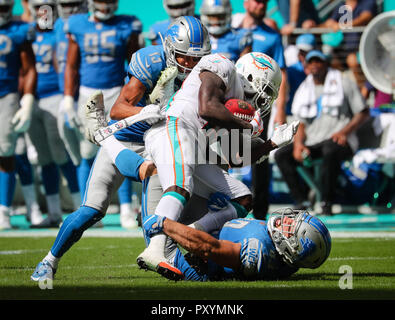 Giardini di Miami, Florida, Stati Uniti d'America. Xxi oct, 2018. Detroit Lions wide receiver T.J. Jones (13) e fullback Nick Bellore (43) fermata Miami Dolphins wide receiver Jakeem concessione (19) su un ritorno durante un NFL partita di calcio tra la Detroit Lions e i delfini di Miami al Hard Rock Stadium di Miami, Florida. Credito: Mario Houben/ZUMA filo/Alamy Live News Foto Stock