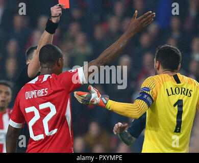 Eindhoven, Paesi Bassi. Ottobre 24. 2018 Tottenham Hotspur di Hugo Lloris ottiene red card durante UAFA Champion League Group B match tra PSV Eindhoven e Tottenham Hotspur alla Phillips Stadium, Eindhoven , Paesi Bassi il 24 Ott 2018. Azione di Credito Foto Sport Credit: Azione Foto Sport/Alamy Live News Foto Stock