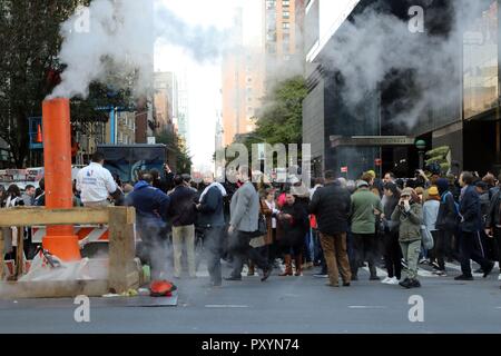 La città di New York, New York, Stati Uniti d'America. 24 ott 2018. Un tubo di apparente bomba è stata trovata nella camera posta di Cable News Network (CNN) nel Time Warner Center . Inoltre, un pacchetto con polvere bianca è stato anche scoperto nella camera posta della rete di notizie sul Columbus Circle, il 24 ottobre 2018, il NYPD detto. Il pacchetto è stato inviato anche a: ex Presidenti Barack Obama e Bill Clinton, Hillary Clinton, ex procuratore generale Eric Holder e il miliardario George Soros. Credito: G. Ronald Lopez/ZUMA filo/Alamy Live News Foto Stock