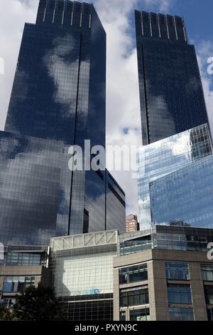 La città di New York, New York, Stati Uniti d'America. 24 ott 2018. Un tubo di apparente bomba è stata trovata nella camera posta di Cable News Network (CNN) nel Time Warner Center . Inoltre, un pacchetto con polvere bianca è stato anche scoperto nella camera posta della rete di notizie sul Columbus Circle, il 24 ottobre 2018, il NYPD detto. Il pacchetto è stato inviato anche a: ex Presidenti Barack Obama e Bill Clinton, Hillary Clinton, ex procuratore generale Eric Holder e il miliardario George Soros. Credito: G. Ronald Lopez/ZUMA filo/Alamy Live News Foto Stock