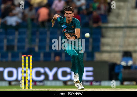 Abu Dhabi, negli Emirati Arabi Uniti. 24 ott 2018. Shaheen Afridi del Pakistan insegue la sfera durante la 1T20 International tra il Pakistan e l'Australia in Sheikh Zayed Stadium, Abu Dhabi, negli Emirati Arabi Uniti il 24 ottobre 2018. Foto di concedere l'inverno. Credit: UK Sports Pics Ltd/Alamy Live News Foto Stock