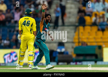 Abu Dhabi, negli Emirati Arabi Uniti. 24 ott 2018. Hasan Ali del Pakistan appelli durante il primo T20 International tra il Pakistan e l'Australia in Sheikh Zayed Stadium, Abu Dhabi, negli Emirati Arabi Uniti il 24 ottobre 2018. Foto di concedere l'inverno. Credit: UK Sports Pics Ltd/Alamy Live News Foto Stock