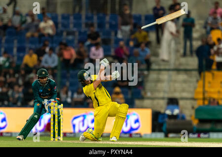 Abu Dhabi, negli Emirati Arabi Uniti. 24 ott 2018. Nathan Coulter-Nile dell Australia perde il suo bat e il suo paletto durante la 1T20 International tra il Pakistan e l'Australia in Sheikh Zayed Stadium, Abu Dhabi, negli Emirati Arabi Uniti il 24 ottobre 2018. Foto di concedere l'inverno. Credit: UK Sports Pics Ltd/Alamy Live News Foto Stock