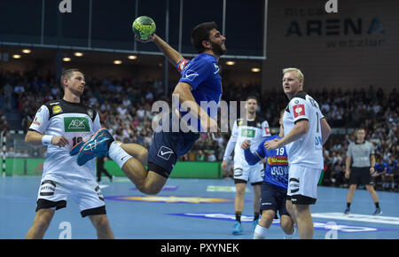 Wetzlar, Germania. 24 ott 2018. 24 ottobre 2018, Germania, Wetzlar: Pallamano: Campionato Europeo di qualificazione, Germania - Israele, secondo turno di qualificazione, gruppo 1, 1° giornata nel Rittal Arena. Red Segal da Israele (C) getta sull'obiettivo. Credito: Sila Stein/dpa/Alamy Live News Foto Stock