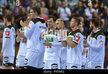 Wetzlar, Germania. 24 ott 2018. 24 ottobre 2018, Germania, Wetzlar: Pallamano: Campionato Europeo di qualificazione, Germania - Israele, secondo turno di qualificazione, gruppo 1, 1° giornata nel Rittal Arena. I giocatori di Germania allietare il 37:21 vittoria su Israele. Credito: Sila Stein/dpa/Alamy Live News Foto Stock