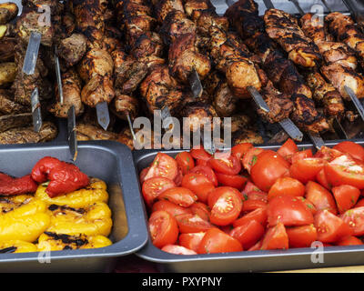 Kiev, Ucraina. 25 Maggio, 2018. Cucina di strada. Kebab cotti, peperoni e pomodori. Credito: Igor Golovniov SOPA/images/ZUMA filo/Alamy Live News Foto Stock