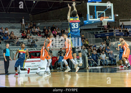 Andorra. 24 ottobre, 2018. Morabanc Andorra player Michele Vitali attacca il marchio del lettore Ratiopharma Ulm Isacco Fotu. EURO CUP gioco tra Morabanc Andorra BC e ratiopharm Ulm a Poliesportiu d' Andorra Stadium il 24 ottobre 2018 nel Principato di Andorra La Vella. Foto Stock