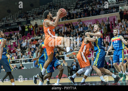 Andorra. 24 ottobre, 2018. Ryan Thompson della Ratiopharma schiacciate la palla prima che la difesa di Mora Banc Andorra. EURO CUP gioco tra Morabanc Andorra BC e ratiopharm Ulm a Poliesportiu d' Andorra Stadium il 24 ottobre 2018 nel Principato di Andorra La Vella. Foto Stock