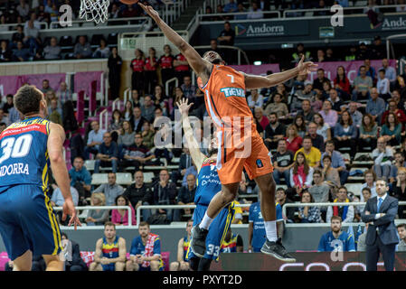 Andorra. 24 ottobre, 2018. Ryan Thompson della Ratiopharma schiacciate la palla prima che la difesa di Mora Banc Andorra. EURO CUP gioco tra Morabanc Andorra BC e ratiopharm Ulm a Poliesportiu d' Andorra Stadium il 24 ottobre 2018 nel Principato di Andorra La Vella. Foto Stock