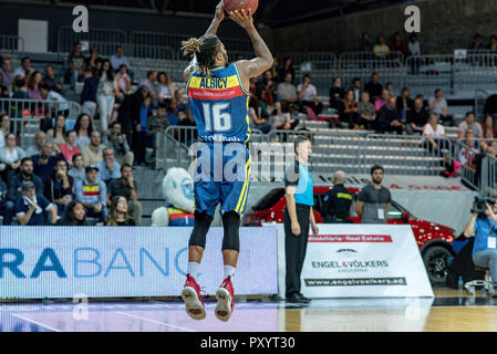 Andorra. 24 ottobre, 2018. Andrew Albicy del Mora Banc Andorra controlla la palla per la sua squadra di attacco del. EURO CUP gioco tra Morabanc Andorra BC e ratiopharm Ulm a Poliesportiu d' Andorra Stadium il 24 ottobre 2018 nel Principato di Andorra La Vella. Foto Stock