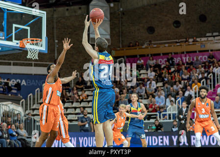 Andorra. 24 ottobre, 2018. Guillem Colom lettore di Andorra di Mora Banc Andorra gettando prima la difesa del marchio del Ratiopharma Ulm team. EURO CUP gioco tra Morabanc Andorra BC e ratiopharm Ulm a Poliesportiu d' Andorra Stadium il 24 ottobre 2018 nel Principato di Andorra La Vella. Foto Stock