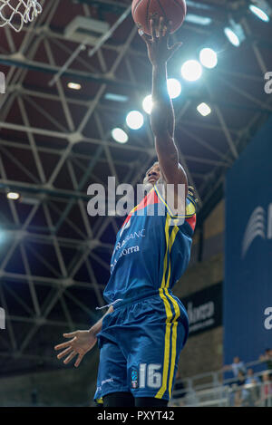 Andorra. 24 ottobre, 2018. Andrew Albicy del Mora Banc Andorra controlla la palla per la sua squadra di attacco del. EURO CUP gioco tra Morabanc Andorra BC e ratiopharm Ulm a Poliesportiu d' Andorra Stadium il 24 ottobre 2018 nel Principato di Andorra La Vella. Foto Stock