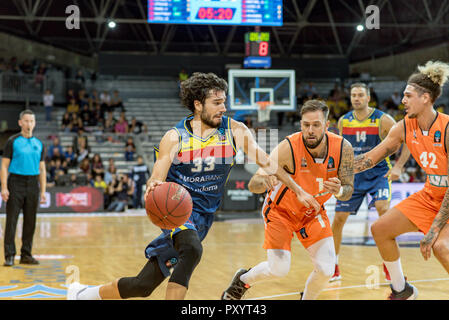 Andorra. 24 ottobre, 2018. Morabanc Andorra player Michele Vitali attacca il marchio del lettore Ratiopharma Ulm Isacco Fotu.. EURO CUP gioco tra Morabanc Andorra BC e ratiopharm Ulm a Poliesportiu d' Andorra Stadium il 24 ottobre 2018 nel Principato di Andorra La Vella. Foto Stock