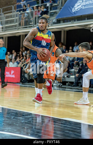 Andorra. 24 ottobre, 2018. Andrew Albicy del Mora Banc Andorra controlla la palla per la sua squadra di attacco del. EURO CUP gioco tra Morabanc Andorra BC e ratiopharm Ulm a Poliesportiu d' Andorra Stadium il 24 ottobre 2018 nel Principato di Andorra La Vella. Foto Stock