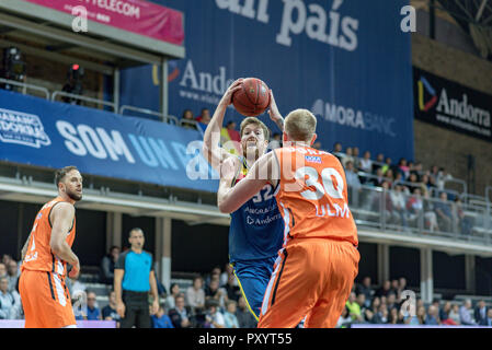 Andorra. 24 ottobre, 2018. Shayne Whittington combatte la sfera per Mora Banc Andorra contro la difesa del lettore Ratiopharma Ulm Massimiliano Ugrai. EURO CUP gioco tra Morabanc Andorra BC e ratiopharm Ulm a Poliesportiu d' Andorra Stadium il 24 ottobre 2018 nel Principato di Andorra La Vella. Foto Stock