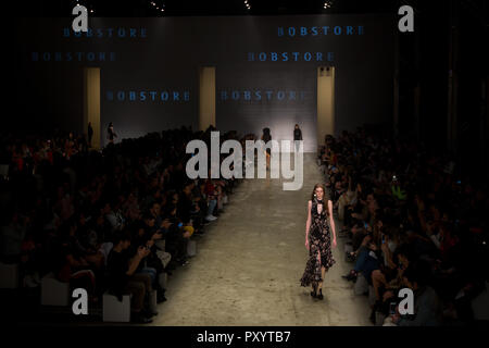 Sao Paulo, Sao Paulo, Brasile. 24 ott 2018. Il modello presenta creazione da Bobstore, durante il Sao Paulo Fashion Week (SPFW), N46 edizione, in Sao Paulo, Brasile. Credito: Paulo Lopes/ZUMA filo/Alamy Live News Foto Stock