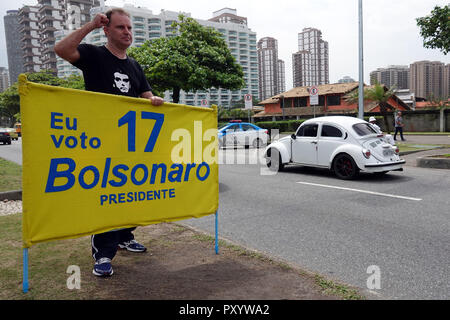 Rio De Janeio, Brasile. Xvii oct, 2018. Glenio Ritter è la pubblicità Bolsonaro con un poster di fronte all'ultra-destra candidato presidenziale Bolsonaro in casa Rio de Janeiro. (A dpa relazione 'prima presidenziali run-off elezioni in Brasile" del 25.10.2018) Credito: Denis Düttmann/dpa/Alamy Live News Foto Stock