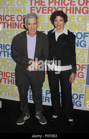 Los Angeles, California, USA. 24 ottobre, 2018. Larry Poons, Paula DeLuccia Poons 10/24/2018 Los Angeles premiere di 'Il prezzo di tutto ciò" tenutasi presso Hammer Museum di Los Angeles, CA Foto di Hiro Katoh / HollywoodNewsWire.co Credito: Hollywood News filo Inc./Alamy Live News Foto Stock